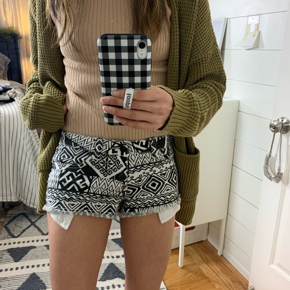 NWT F21 Aztec Print Black White Low Rise Cutoff Jean Denim Shorts 25 - Picture 6 of 9
